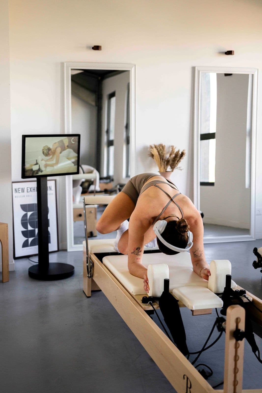Séance de Pilates Reformer face au miroir du studio
